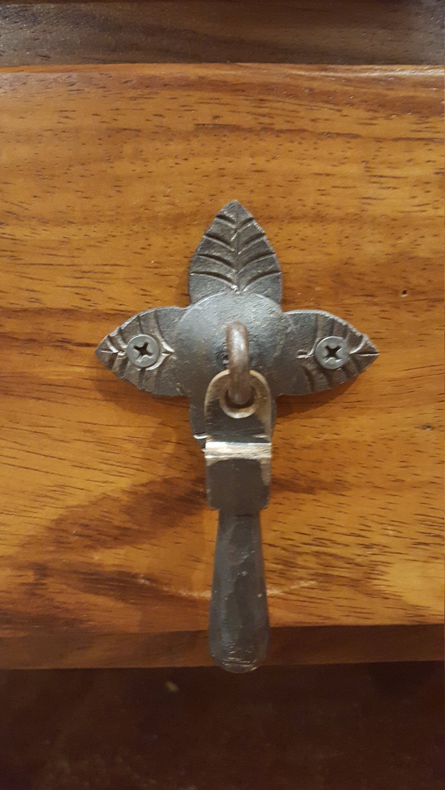 Iron Leaf TearDrop Pull - Horizontal 4"x3"